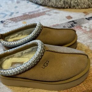 Ugg women’s Taz Slipper Size 7 Sand